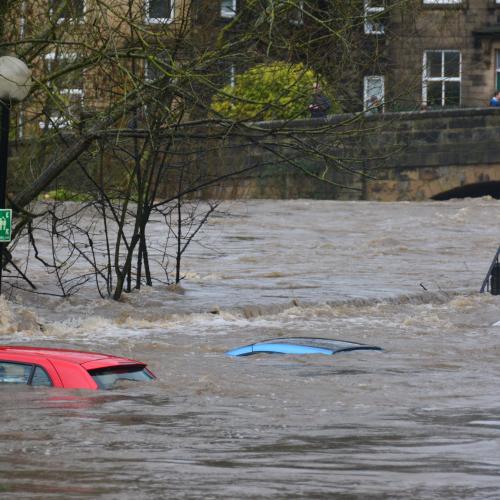 Überflutete Autos im Hochwasser
