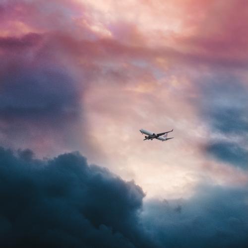 Flugzeug vor Wolken