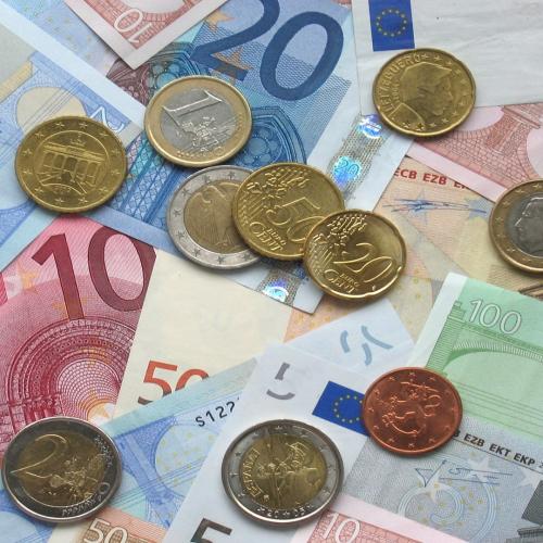 Euro Banknoten und Münzen