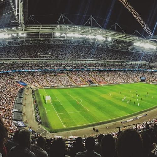 ausverkauftes Stadion mit Fußballfans