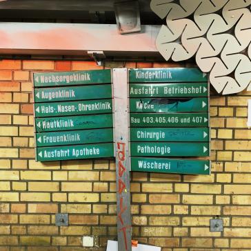 Bild eines alten Wegweisers an der Uniklinik Mainz