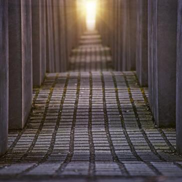 Pflicht, uns immer wieder an die unmenschlichen und grausamen Verbrechen zu erinnern