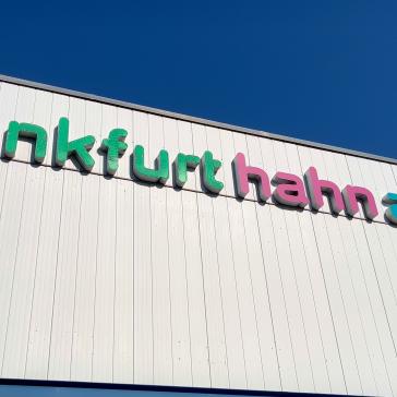 Schriftzug "frankfurt hahn airport" auf dem Flughafenterminal